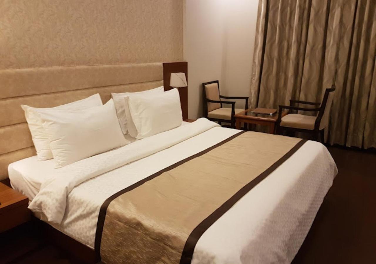 The India Benares Hotel Bagian luar foto