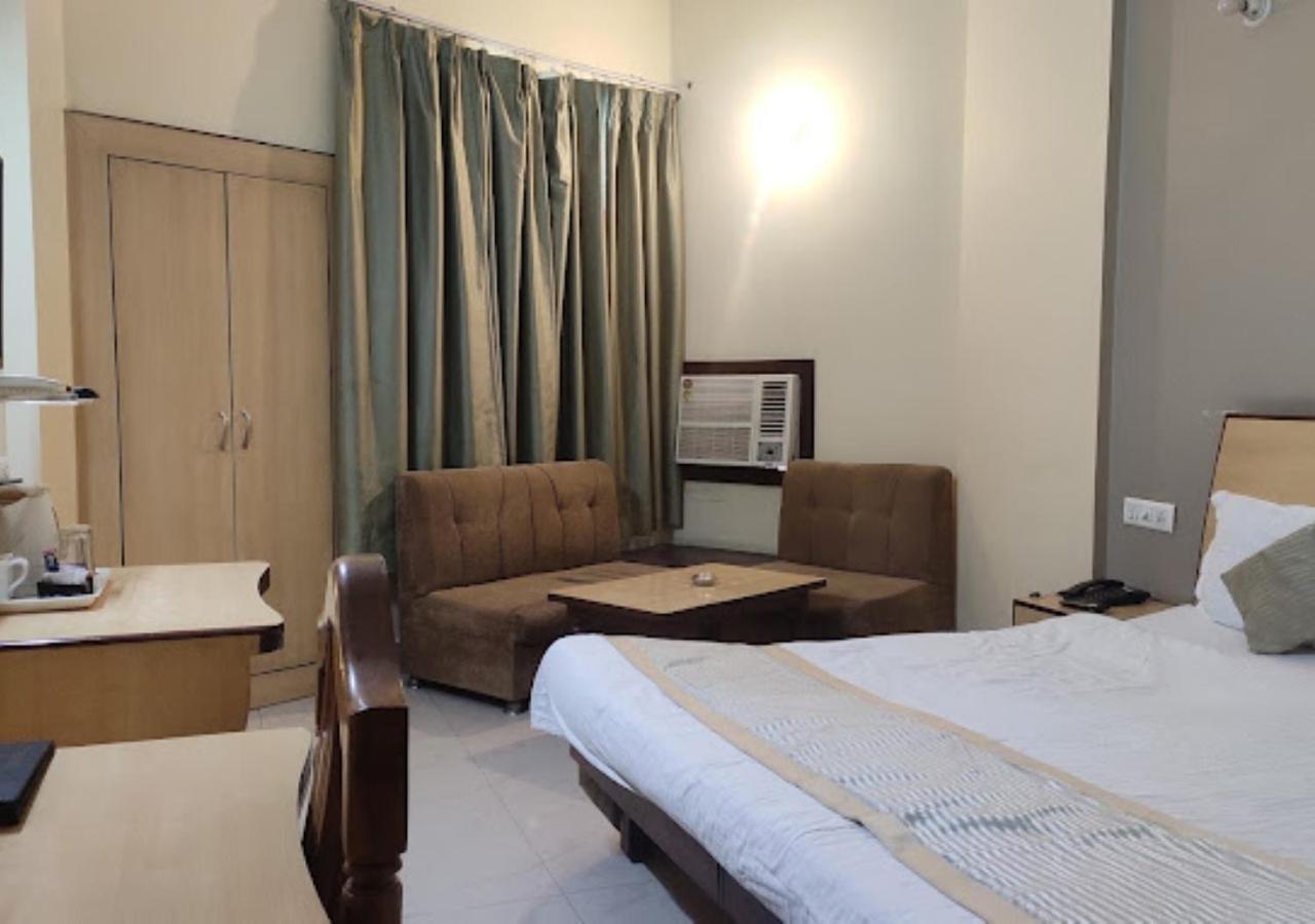 The India Benares Hotel Bagian luar foto
