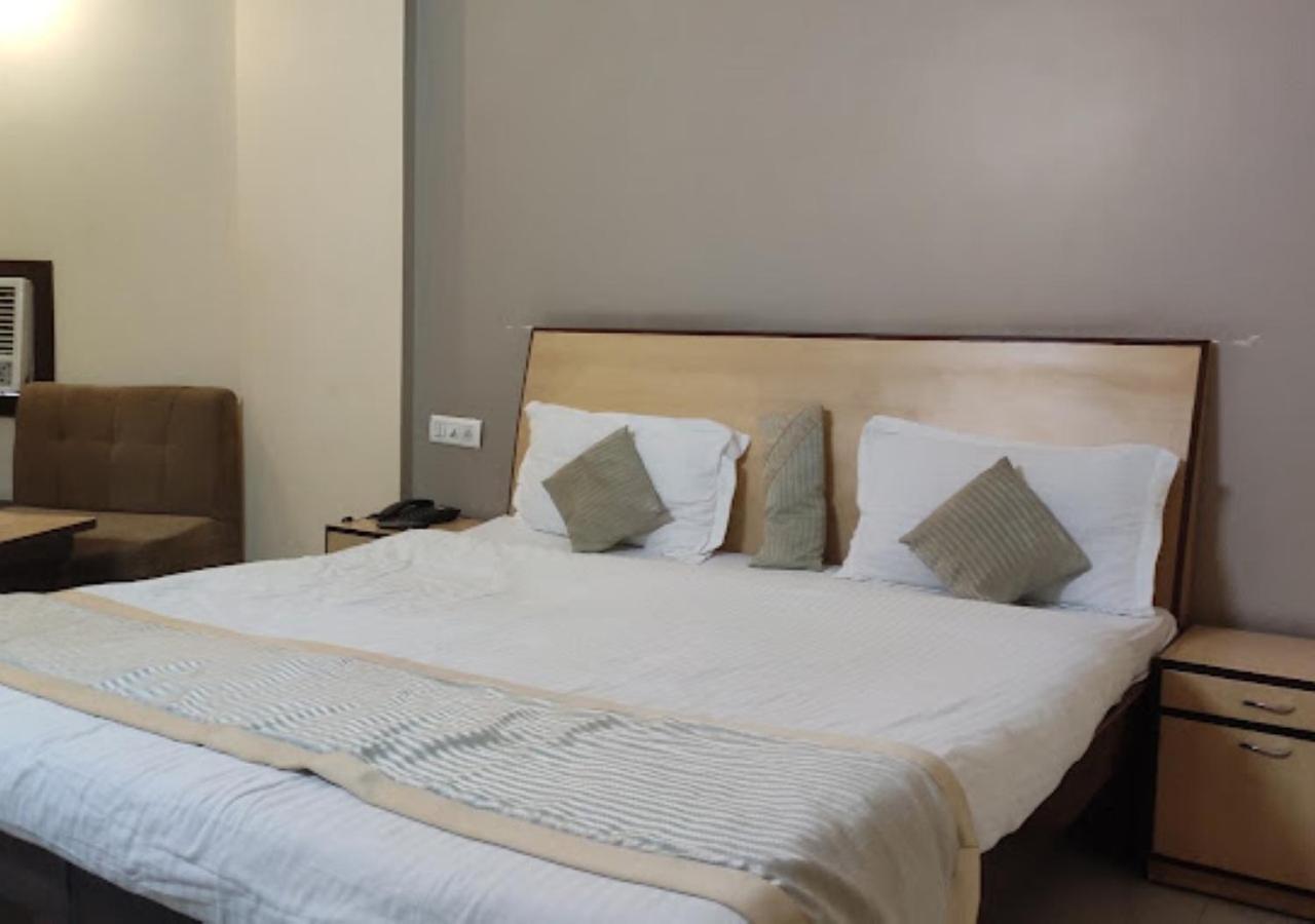The India Benares Hotel Bagian luar foto