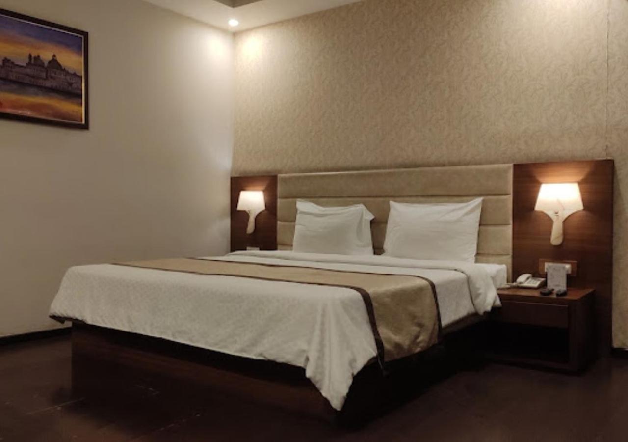 The India Benares Hotel Bagian luar foto