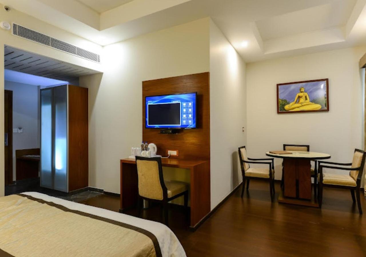 The India Benares Hotel Bagian luar foto
