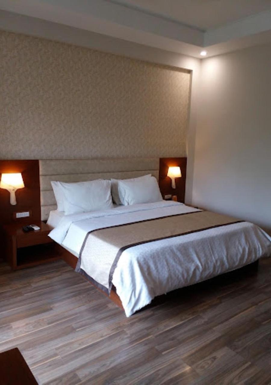 The India Benares Hotel Bagian luar foto