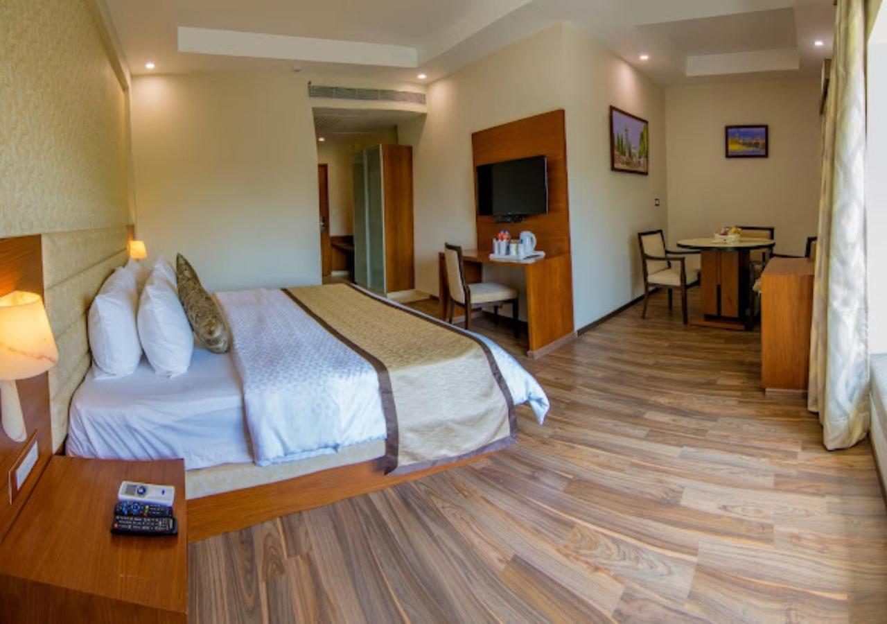 The India Benares Hotel Bagian luar foto