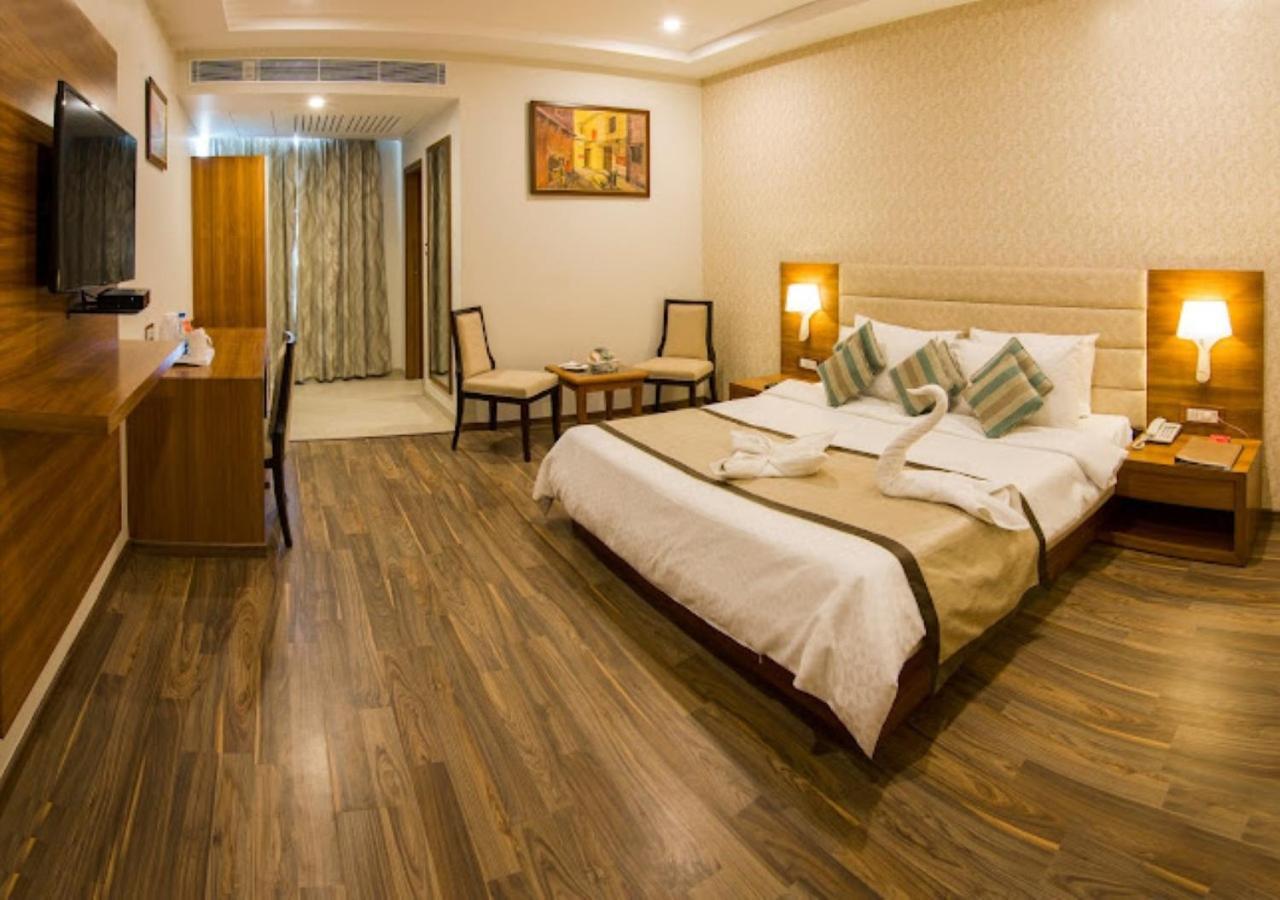 The India Benares Hotel Bagian luar foto