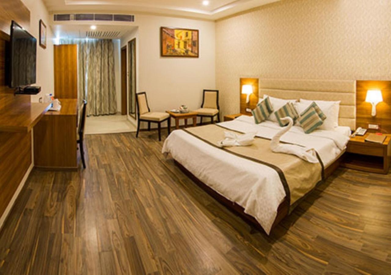 The India Benares Hotel Bagian luar foto