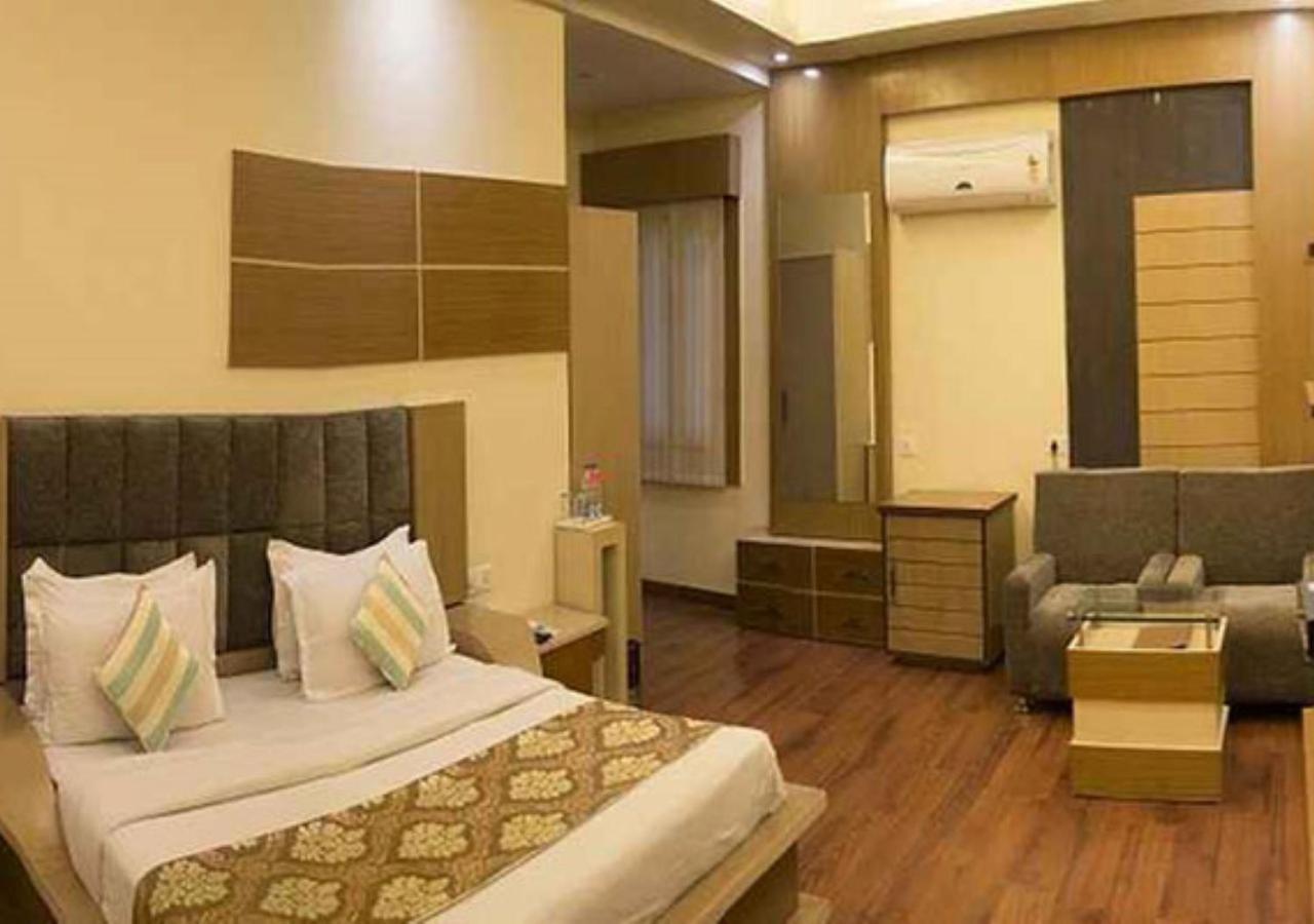 The India Benares Hotel Bagian luar foto