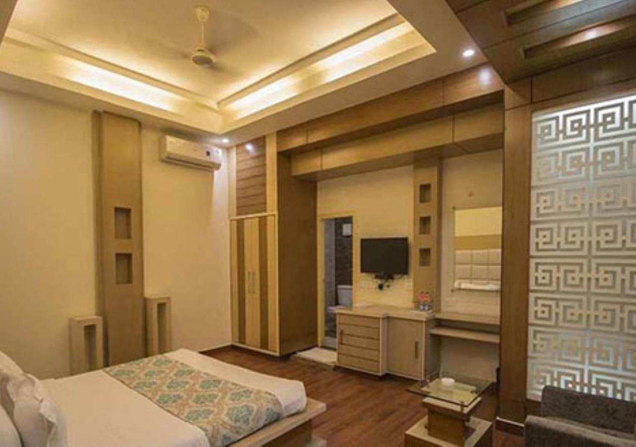The India Benares Hotel Bagian luar foto