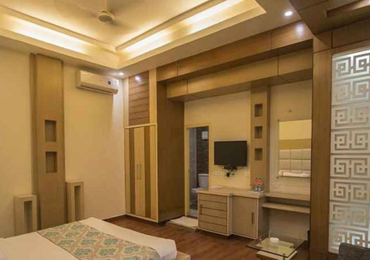 The India Benares Hotel Bagian luar foto