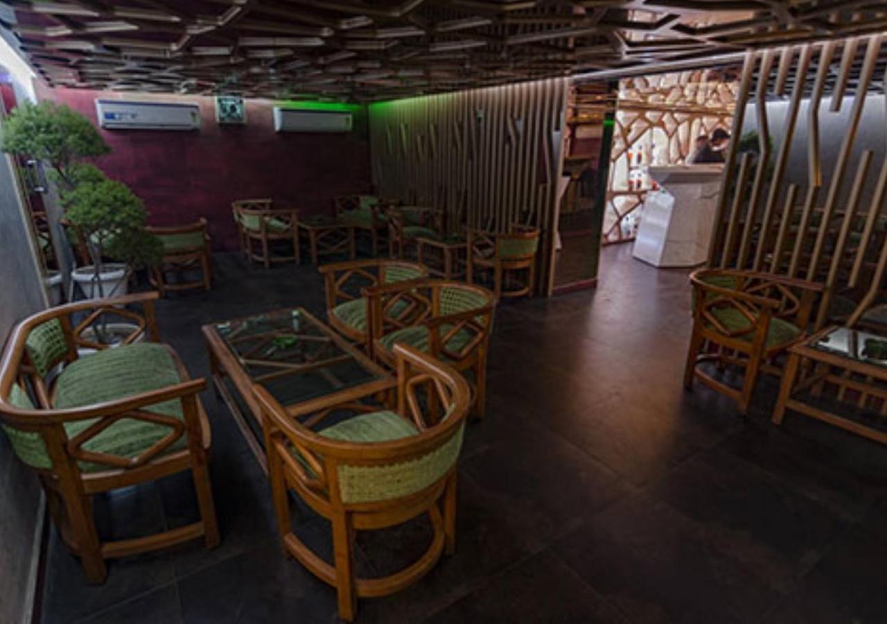 The India Benares Hotel Bagian luar foto