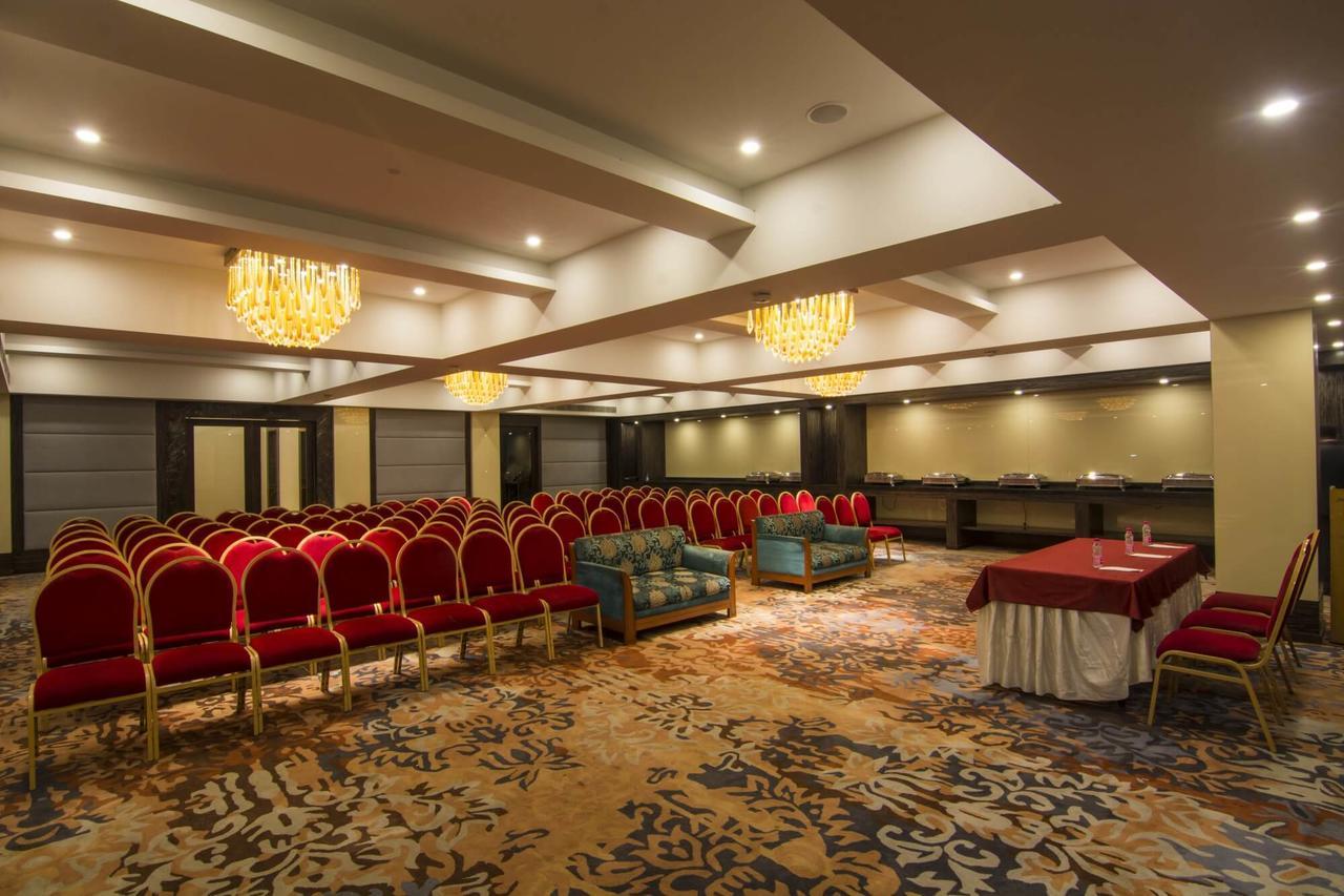 The India Benares Hotel Bagian luar foto