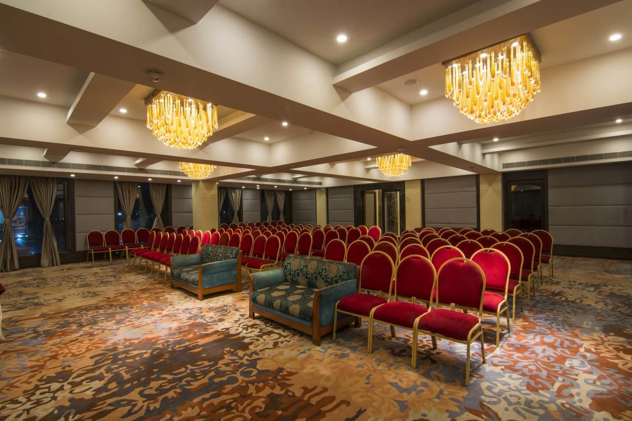 The India Benares Hotel Bagian luar foto