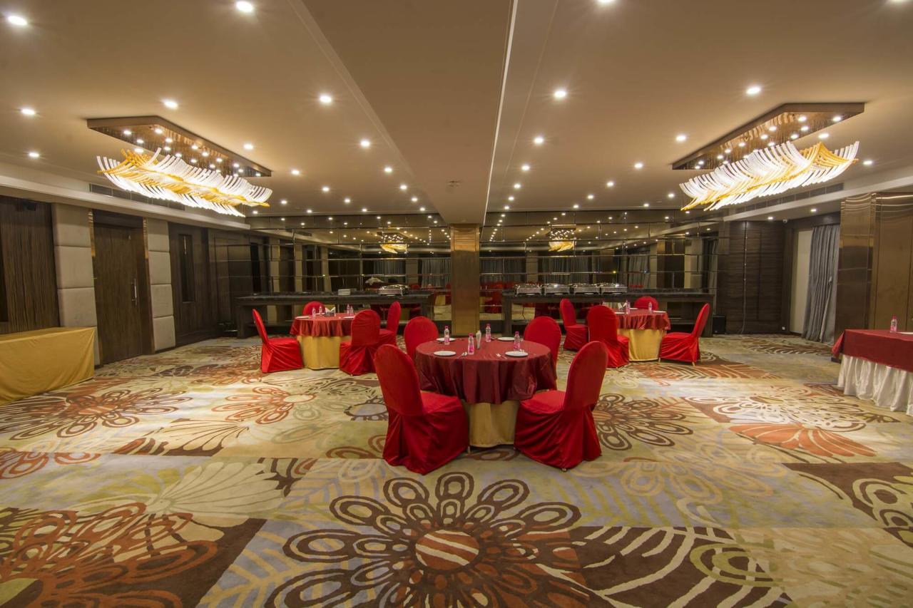 The India Benares Hotel Bagian luar foto
