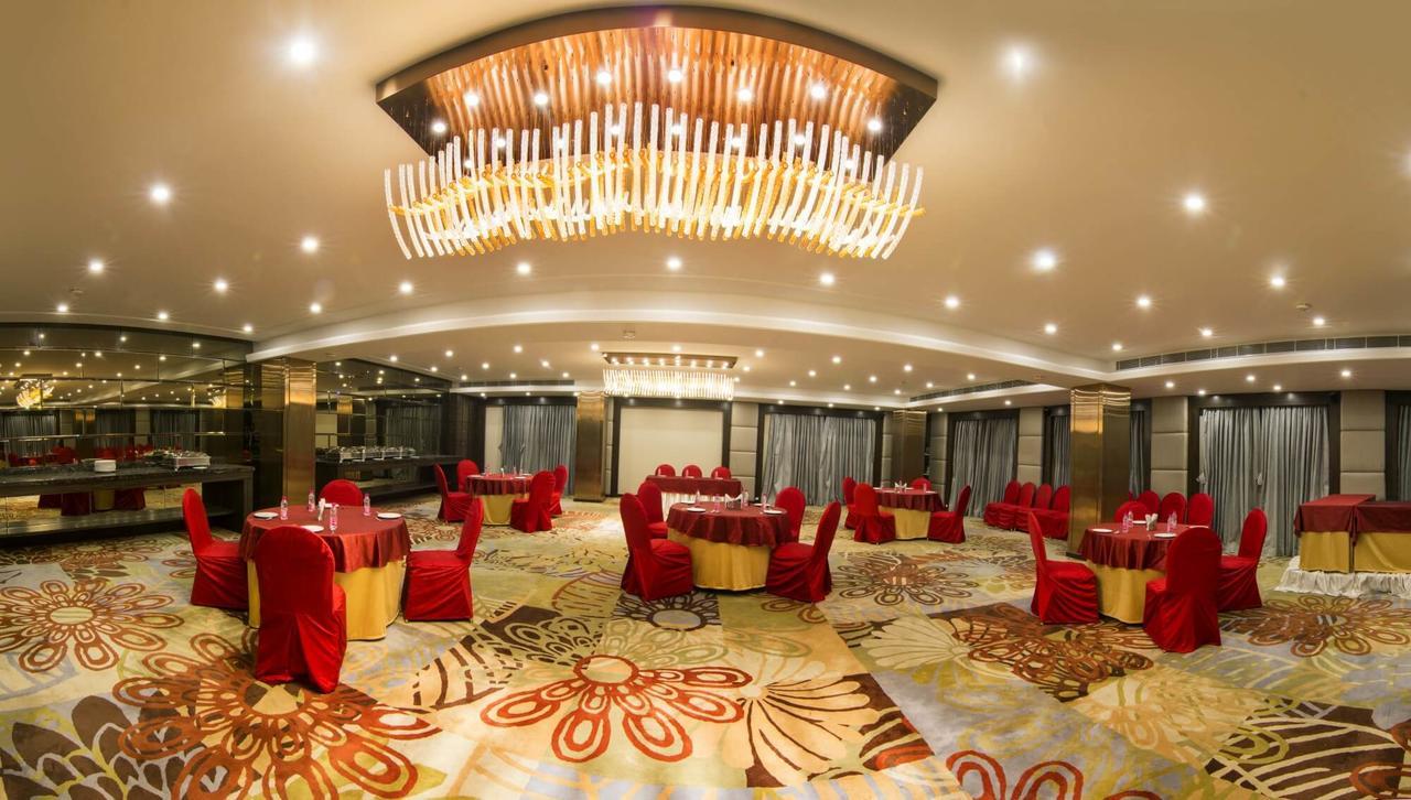 The India Benares Hotel Bagian luar foto