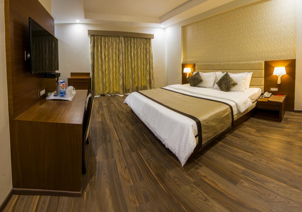 The India Benares Hotel Bagian luar foto