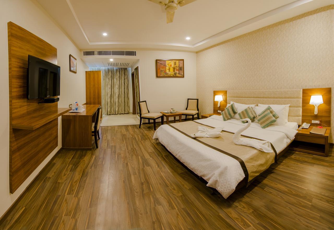 The India Benares Hotel Bagian luar foto