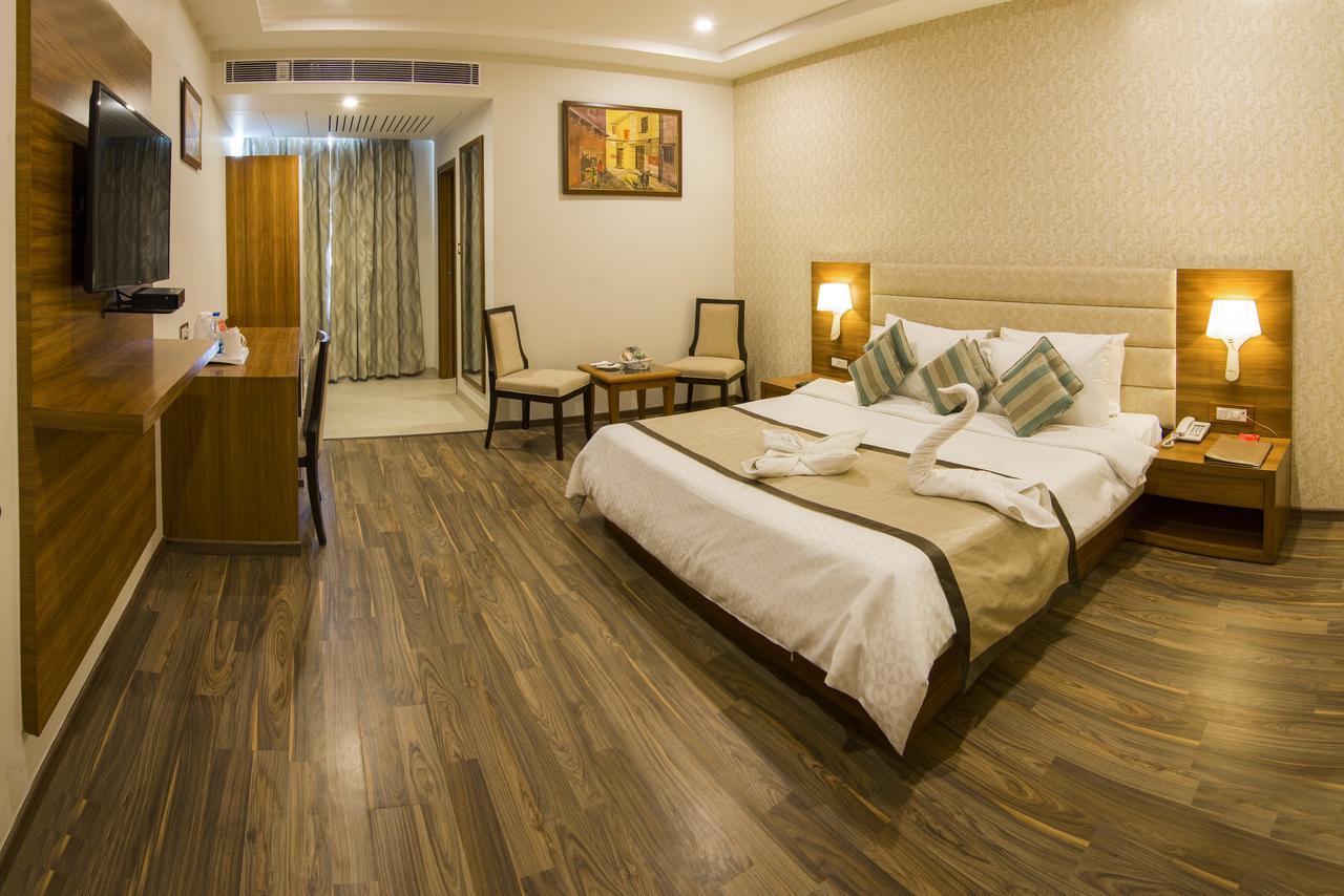 The India Benares Hotel Bagian luar foto