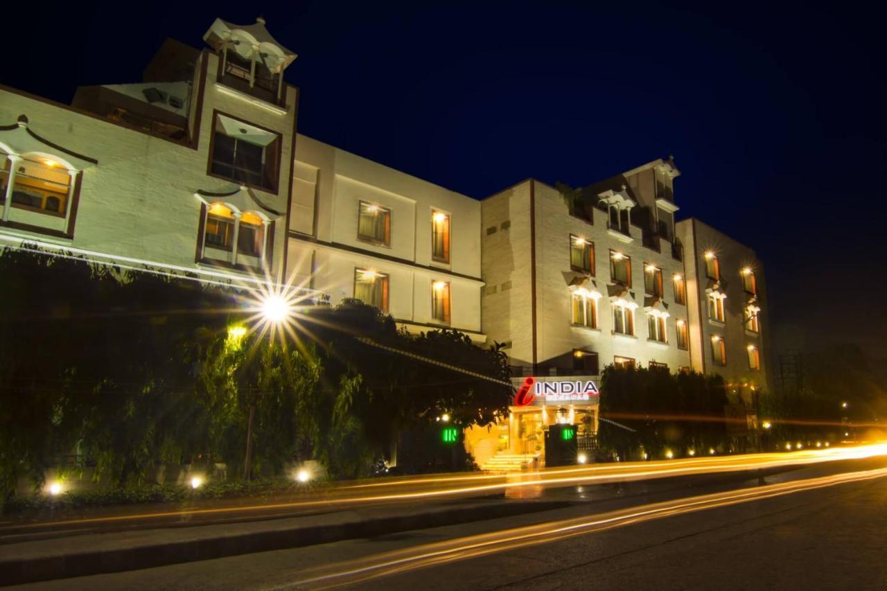 The India Benares Hotel Bagian luar foto